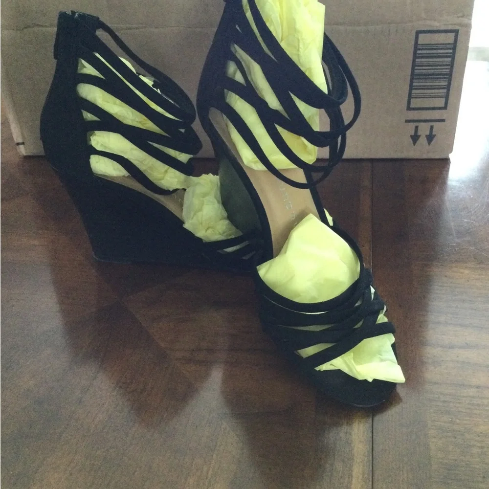 Chinese Laundry Strappy Black Suede Wedge Sandals Size 6.5M - Picture 3 of 4